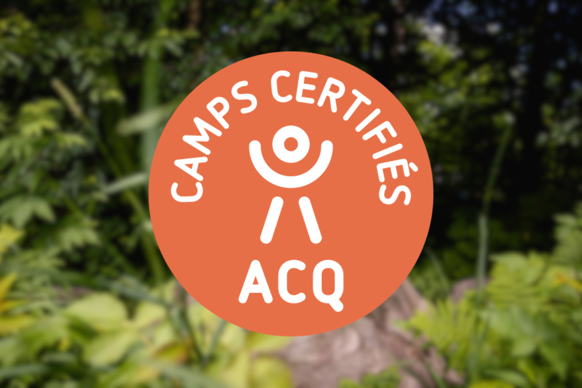 Logo ACQ camps certifiés sur fond forêt