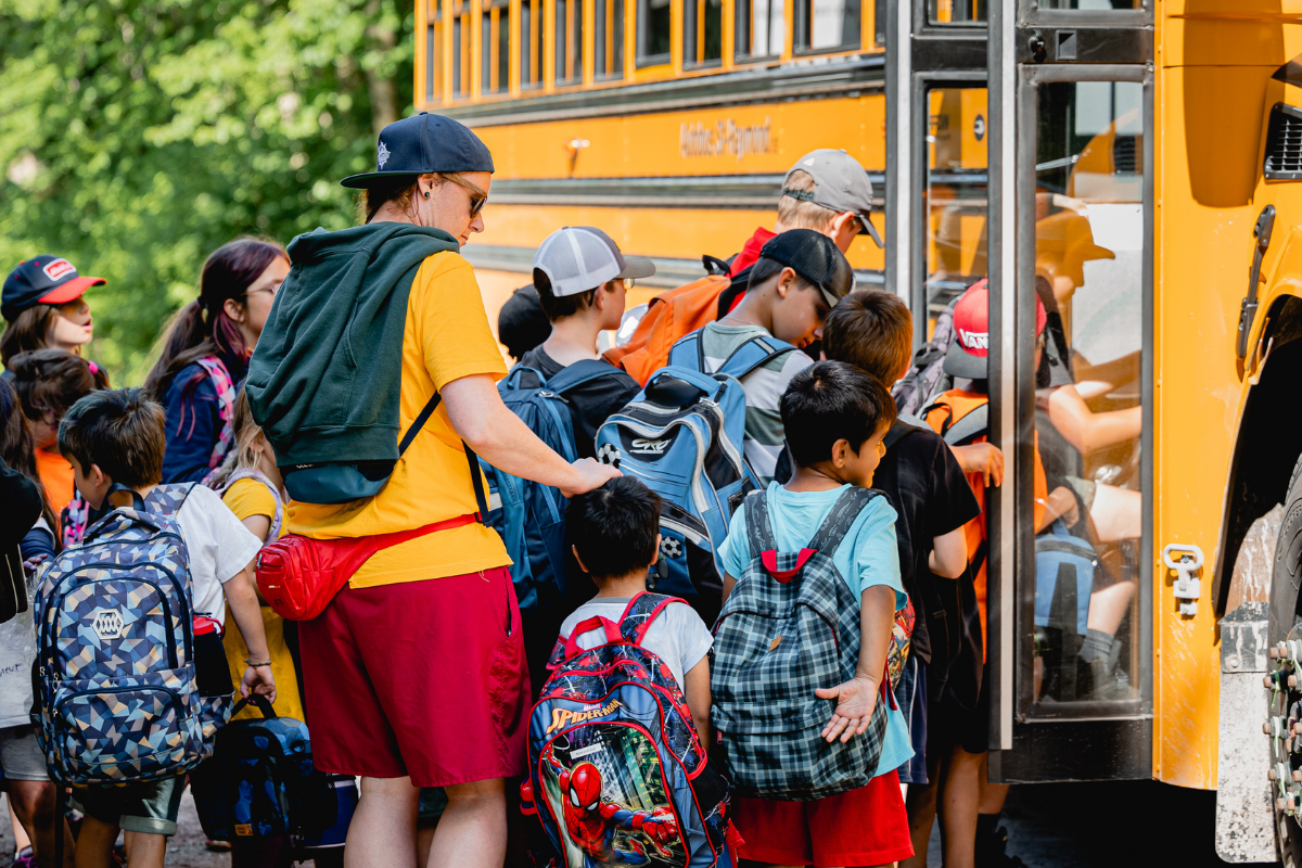Plus d’un million de dollars pour optimiser l’expérience des jeunes dans les camps - Autobus groupe scolaire