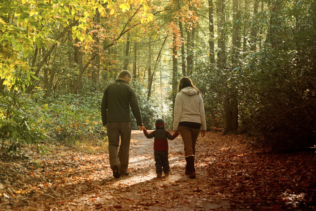 Famille sentier camp automne